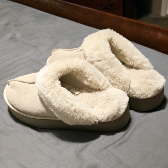 Womens slip on fuzzy platform clogs - Picture 2 of 2